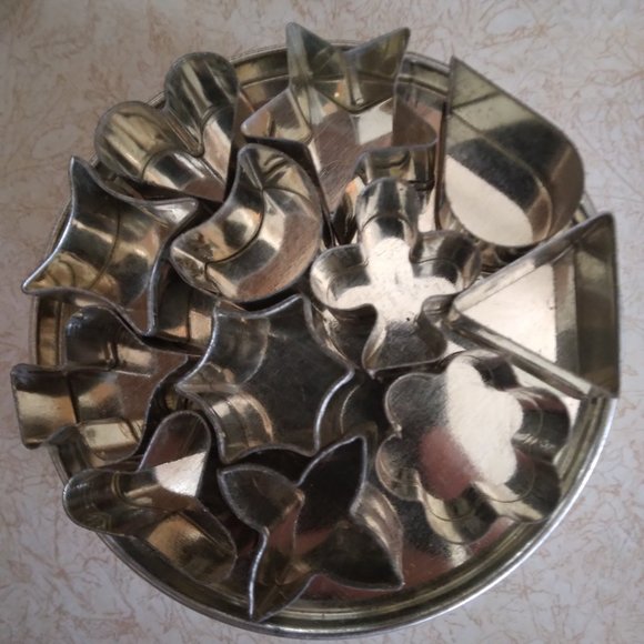 Cookie Cutters, Antique, 12 items in Tin Container - Picture 2 of 5